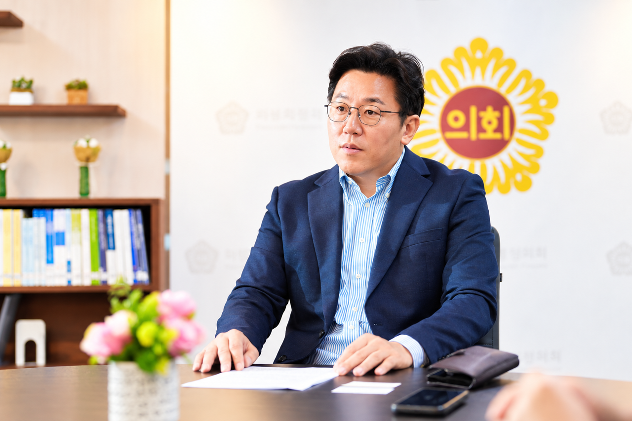 Han speaks at the Seoul Metropolitan Council building Thursday, saying he will pursue neighborhood-centered development policies so residents can feel change in their everyday lives.