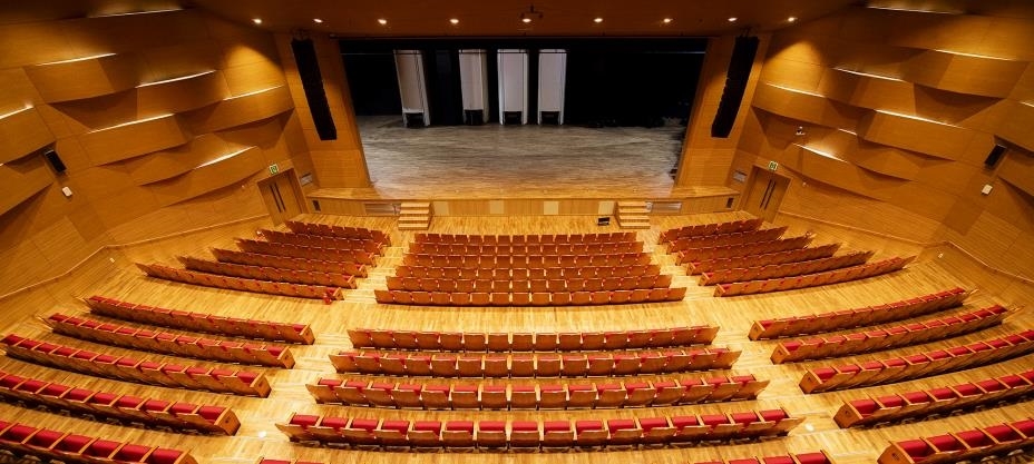 The interior of Mir, the main theater at Yongsan Arts Hall. [Yongsan-gu]