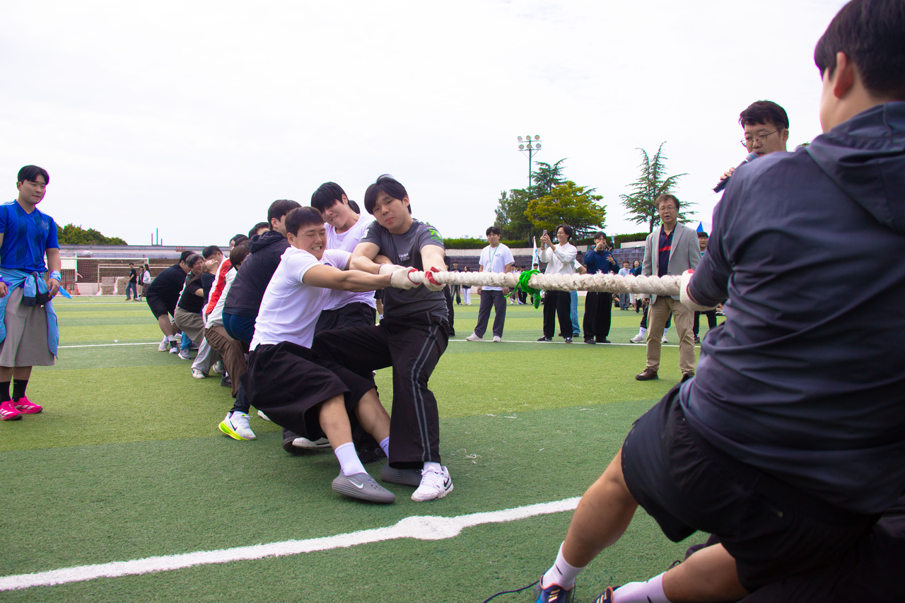 Students and faculty members compete together in a tug-of-war event. [Provided by Daegu University]