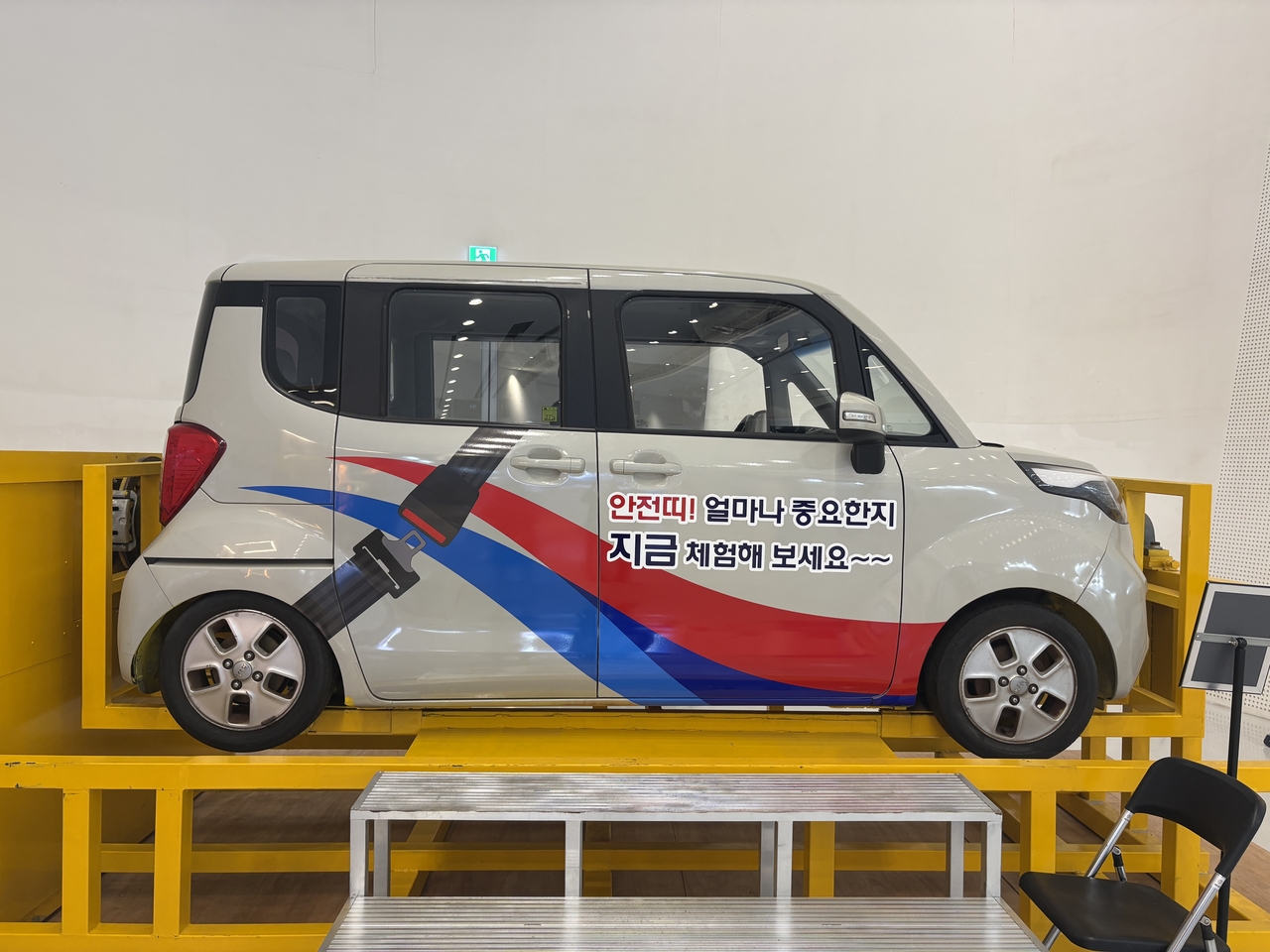 2일 서울 중구 동대문디지털플라자(DDP) 헤럴드머니페스타 2026에 설치된 한국도로공사 ‘안전띠 체험기기’가 작동하고 있다. 서정은 기자
