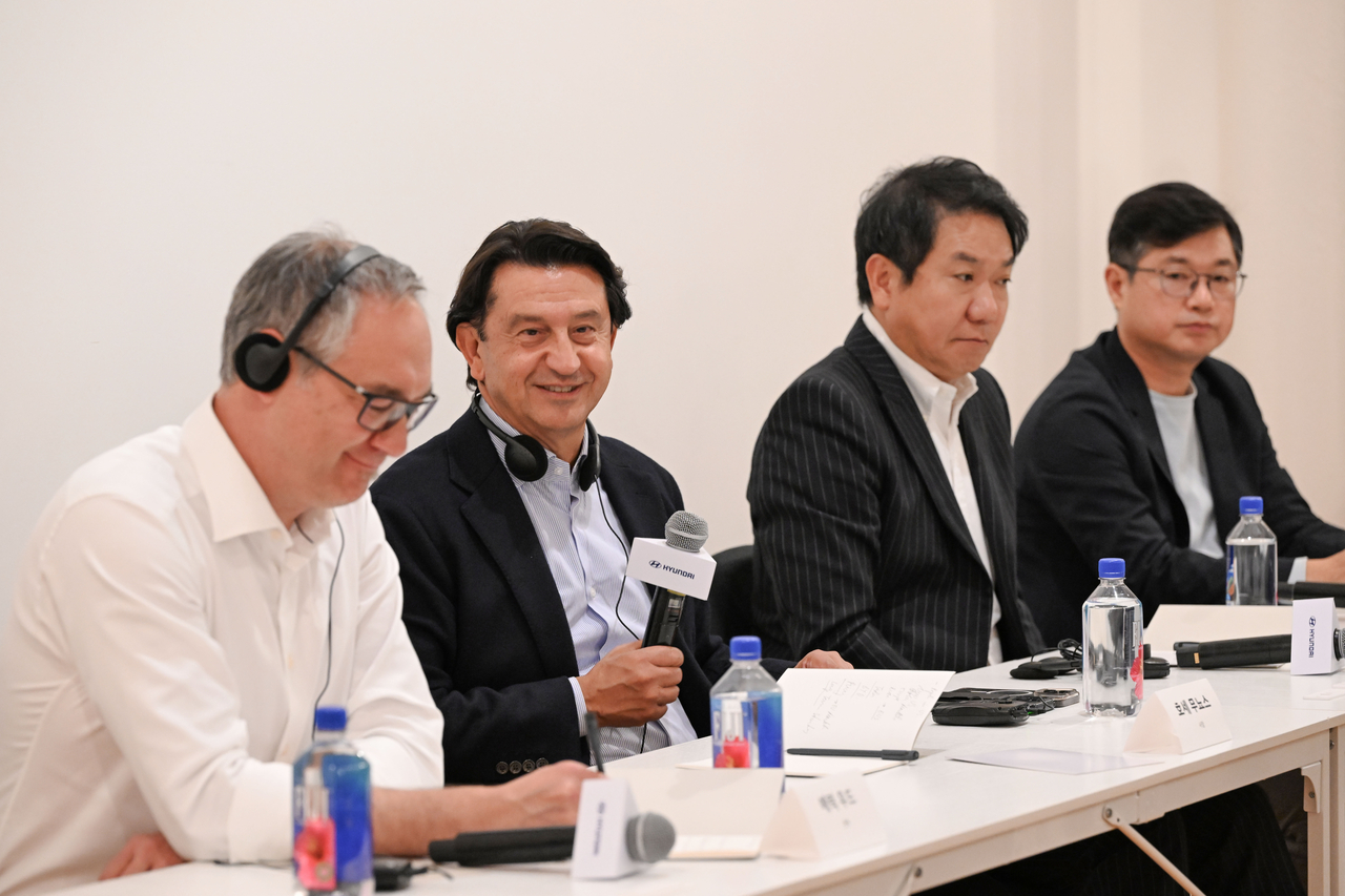 에릭 우드(왼쪽부터) 포티투닷 제품경험 담당 전무, 호세 무뇨스 현대차 사장, 이상엽 현대제네시스글로벌디자인담당 부사장이 1일(현지시간) 미국 뉴욕 롱아일랜드시티에서 열린 미디어 간담회에서 취재진의 질문에 답변하고 있다.  [현대차 제공]