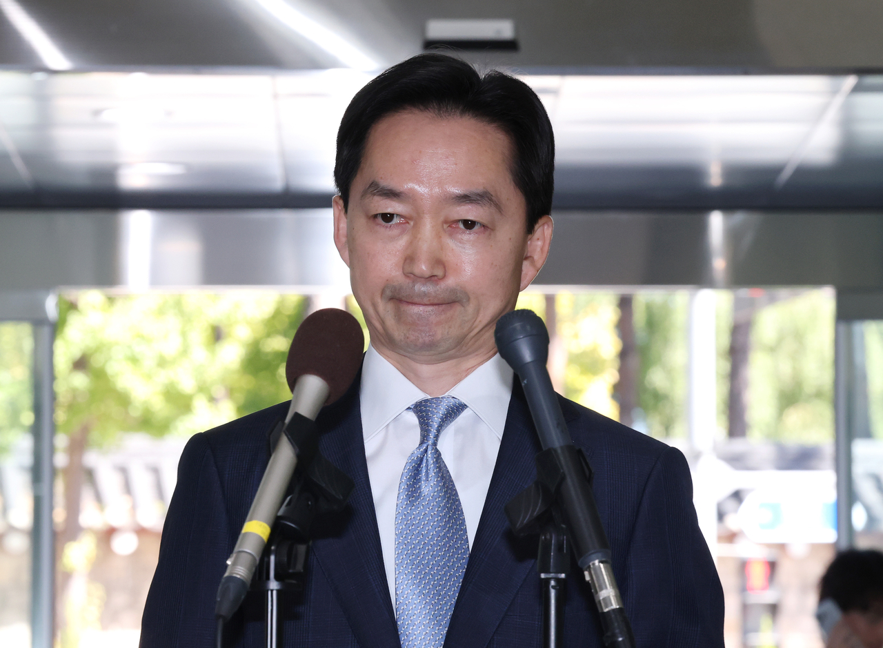 Kim Ji-yong, nominee to head the Serious Crimes Investigation Agency, enters the annex of the Government Complex Seoul on Friday to begin preparations for his National Assembly confirmation hearing. (Yonhap)
