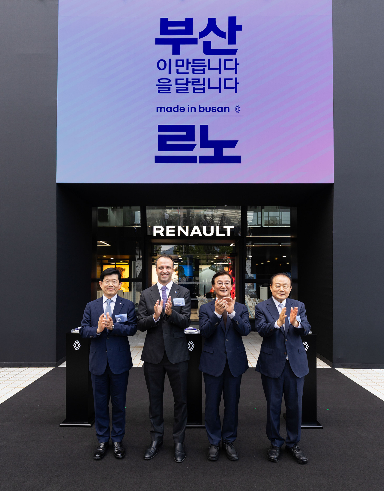 From left: BNK Financial Group Chairman Bin Dae-in, Renault Korea President Nicolas Paris, Busan Mayor Jeon Jae-soo and Busan Chamber of Commerce and Industry Chairman Yang Jae-saeng pose for a photo at the Renault Dongnae opening ceremony on Thursday. [Renault Korea]