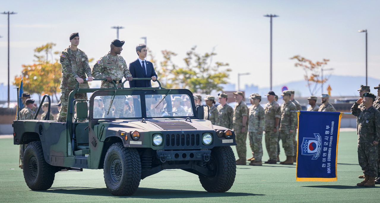 South Korea's Minister of National Defense Kang Shin-chul reviews troops alongside Commander Xavier Brunson during an honor guard ceremony at Camp Humphreys on Friday morning. [Ministry of National Defense]