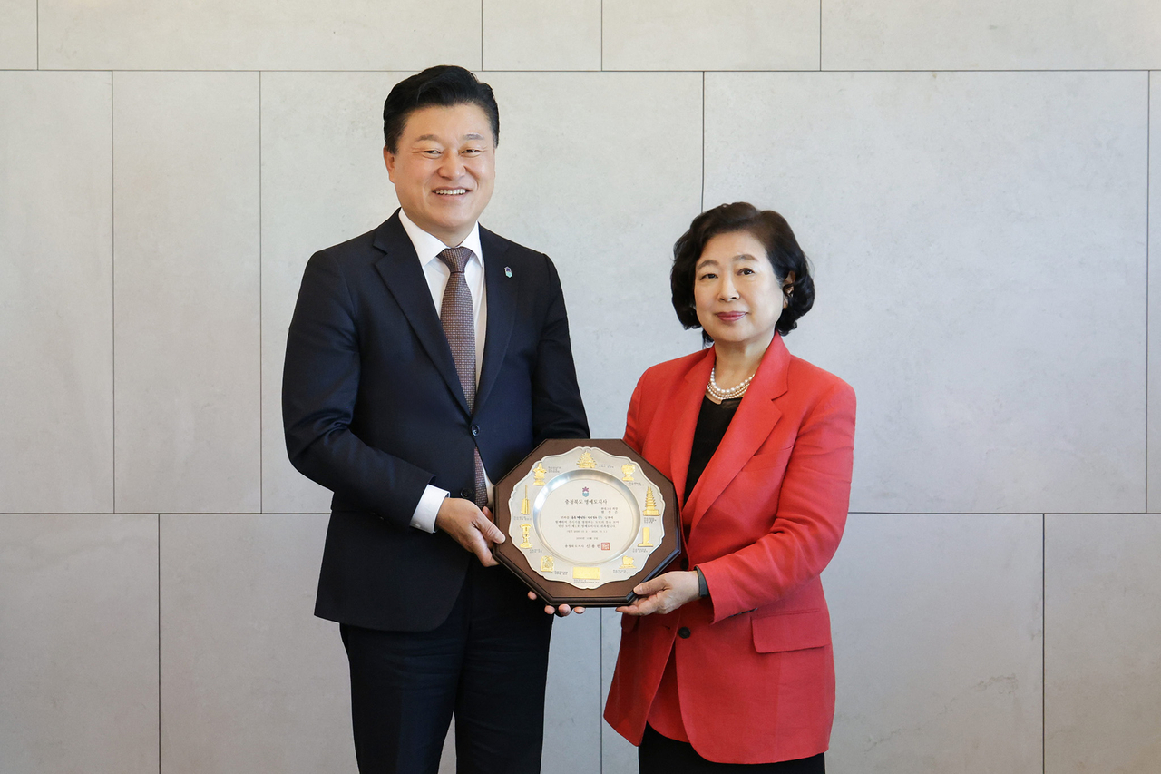 Hyundai Group Chair Hyun Jung-eun (right) poses for a photo with North Chungcheong Province Governor Shin Yong-han at Banyan Tree Club & Spa Seoul on Friday. [Hyundai Group]