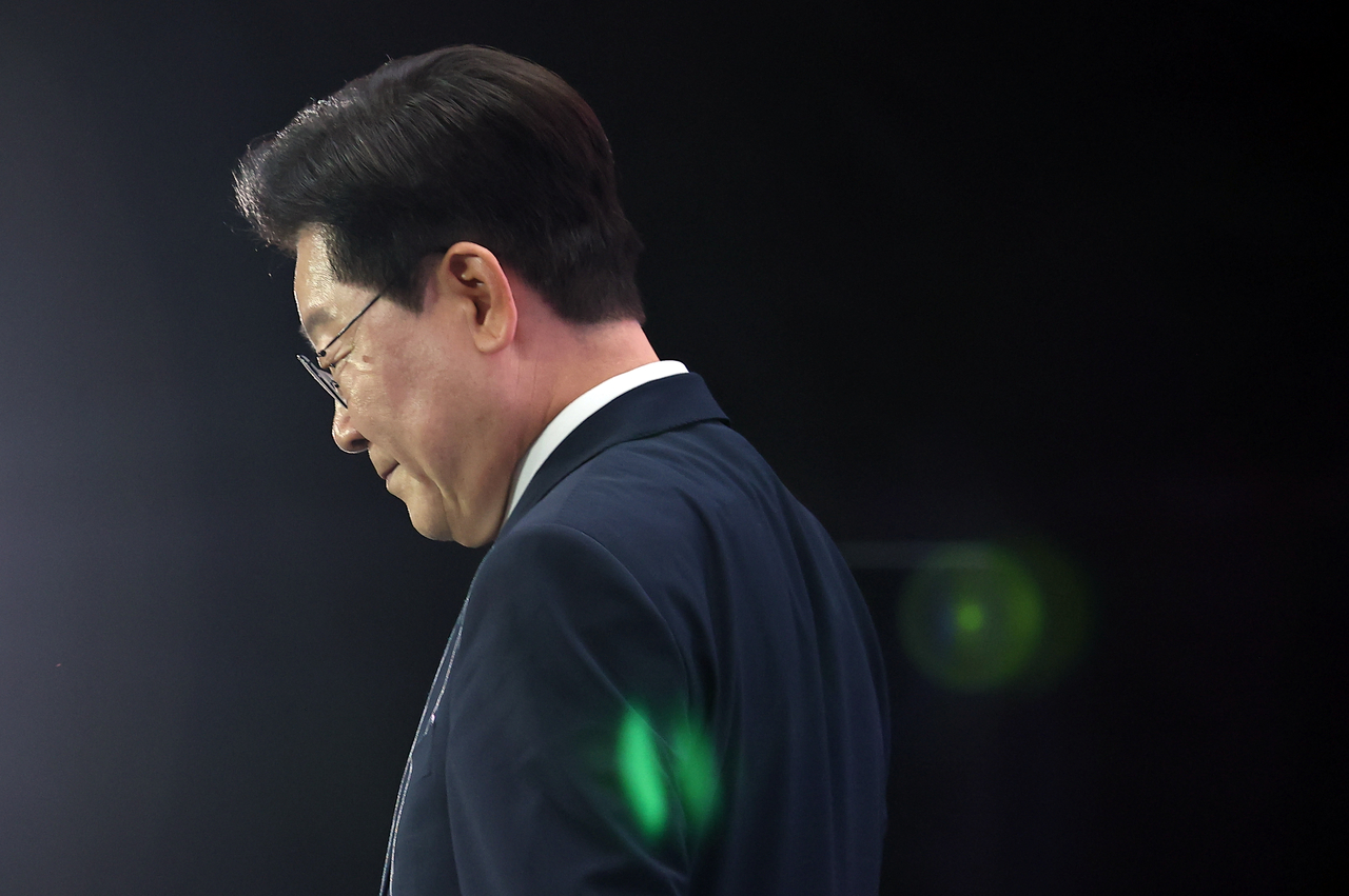 President Lee Jae Myung returns to his seat after delivering remarks at a ceremony marking the 20th World Korean Day in Songdo, Incheon, on Monday. (Yonhap)