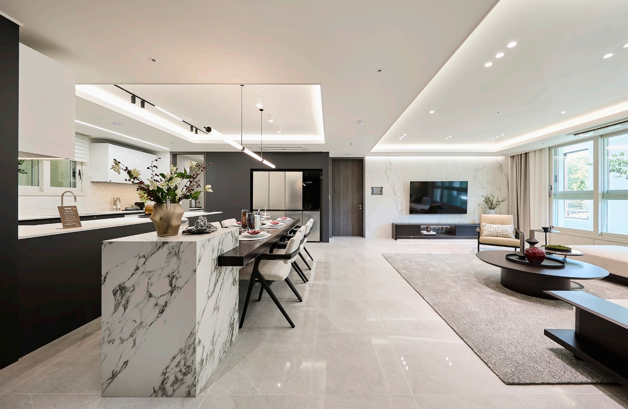 The kitchen and living room of the 123㎡ Type B unit. [IS Dongseo]