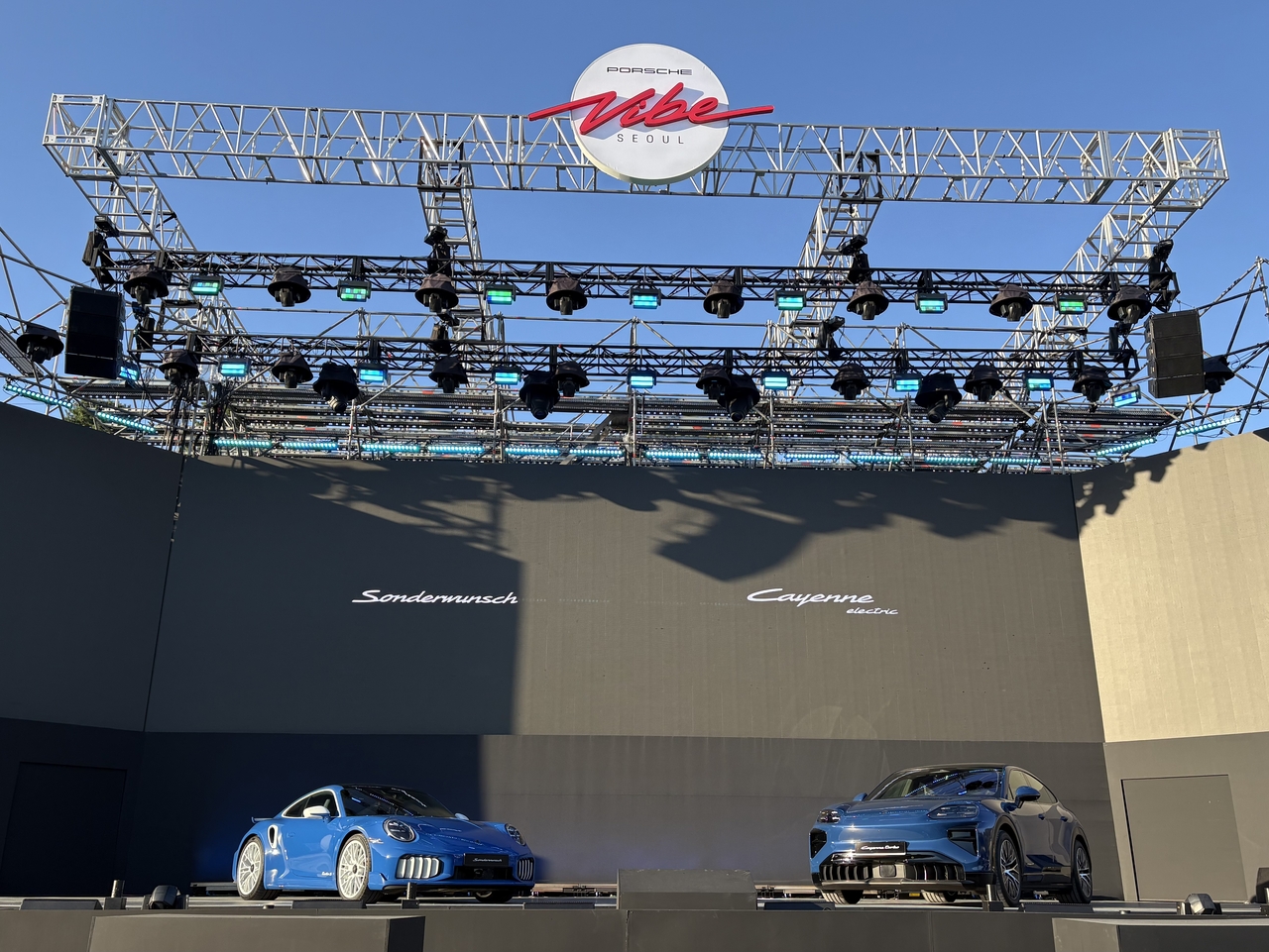 The Porsche 911 Turbo S Sonderwunsch (left) and the Cayenne Coupe Electric are displayed during a preview of Porsche Vibe Seoul at Oil Tank Culture Park in Mapo-gu, western Seoul, on Friday. (Ahn Sung-mi/The Korea Herald)