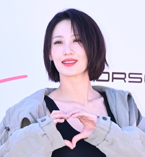 [포토] 수현 ‘수줍은 미소와 함께 하트’