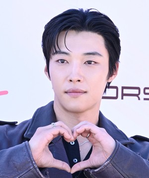 [포토] 우도환 ‘손하트는 기본’