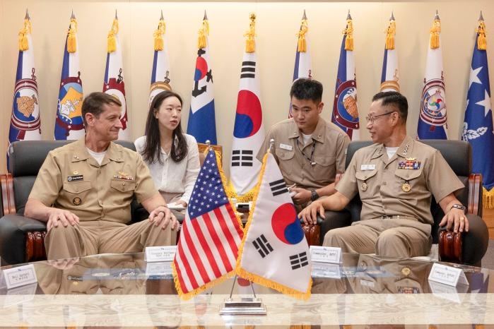 강정호(맨 오른쪽) 해군교육사령관이 지난 9월 9일 부대를 방문한 그레고리 허프만 미 해군교육사령관과 환담을 나누고 있다. 강 사령관 오른편 통역 장교가 이지호 소위다. [국방홍보원·국방일보]