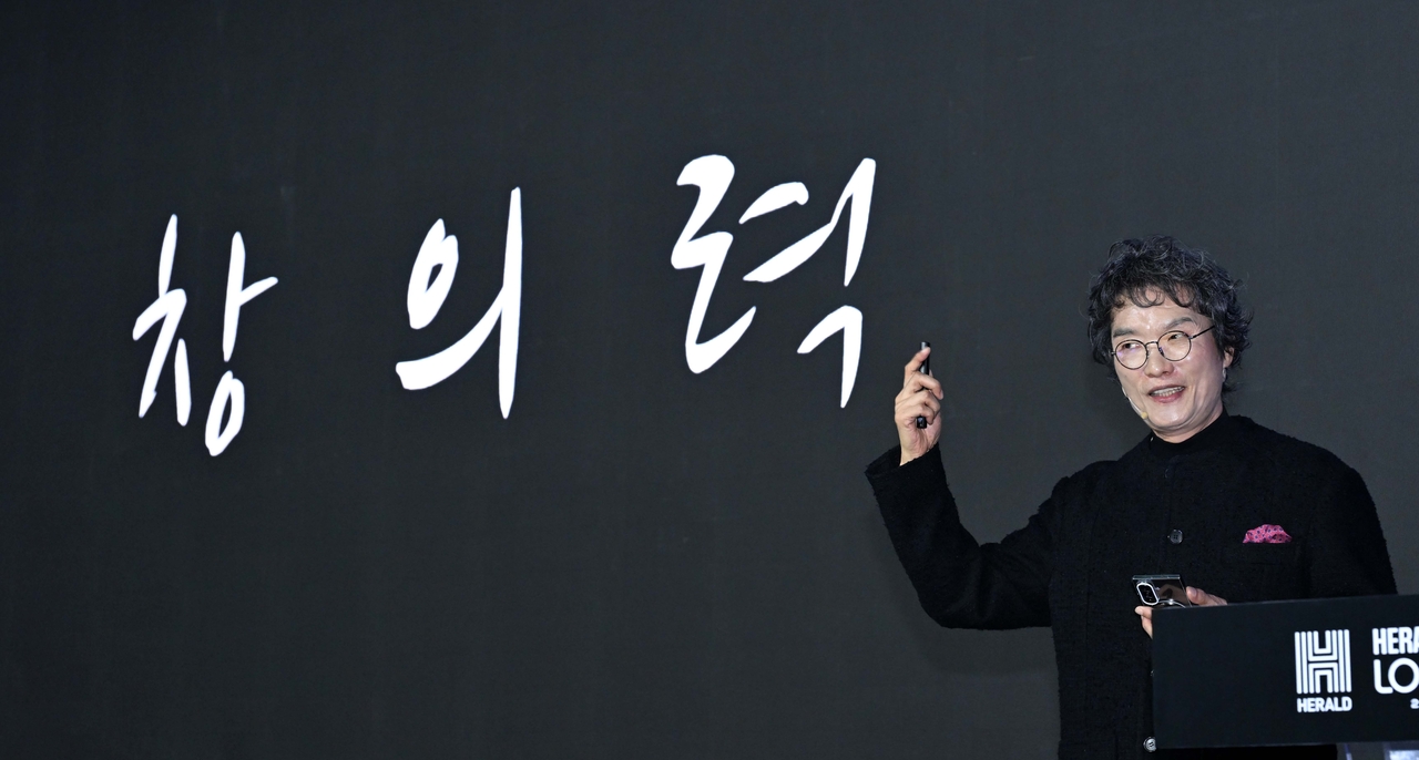 윤경식 한국건축 회장이 2일 오후 서울 중구 동대문디자인플라자에서 열린 헤럴드 디자인 라운지(HERALD DESIGN LOUNGE) 2026에서 ‘불길을 넘어 새로운 탄생’의 주제로 강연을 하고 있다.  이상섭 기자