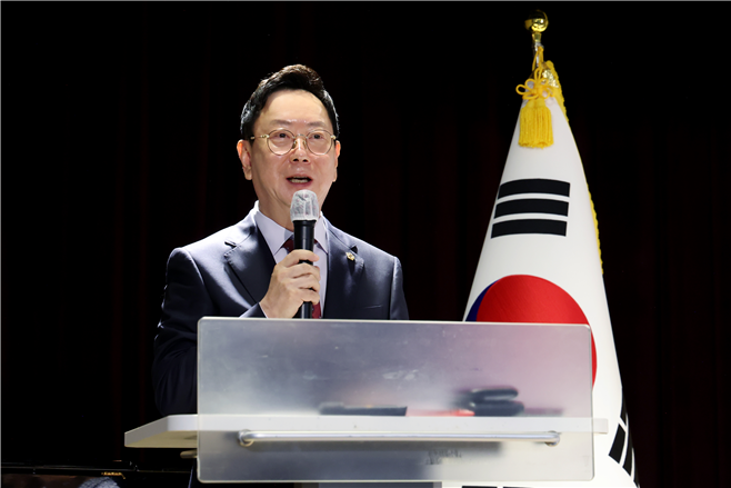 Seoul Metropolitan Council member Kim Gwang-cheol outlines a stay-oriented tourism strategy linking Songnidan-gil, Bangi Market and Bangi Matgol with the area's tourism, cultural and sports assets at the Jamsil Tourism Special Zone expansion forum held Thursday at the Songpa Women's Cultural Center. Provided by Seoul Metropolitan Council