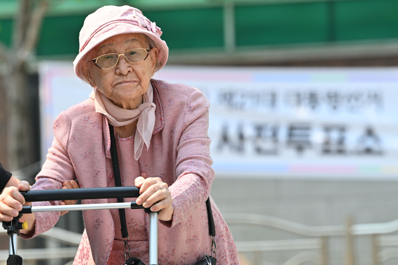 A 101-year-old woman heads to cast her ballot at the Jinwol-dong community service center in Nam-gu, Gwangju, on May 29, 2025, the first day of early voting for the presidential election. (Newsis)