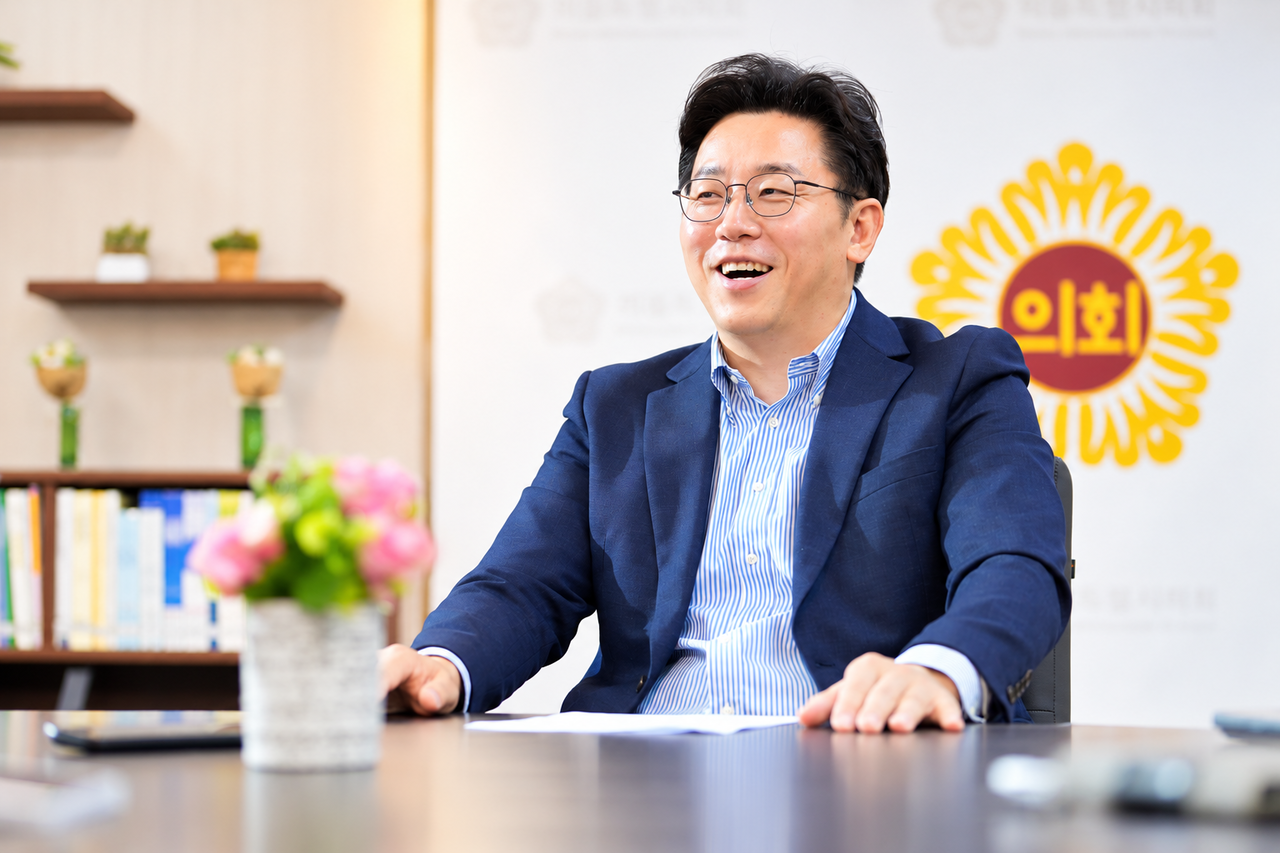 Han served on the Seoul Metropolitan Council as a proportional-representation member for young people before returning after a four-year absence as the constituency lawmaker for Mapo-gu.
