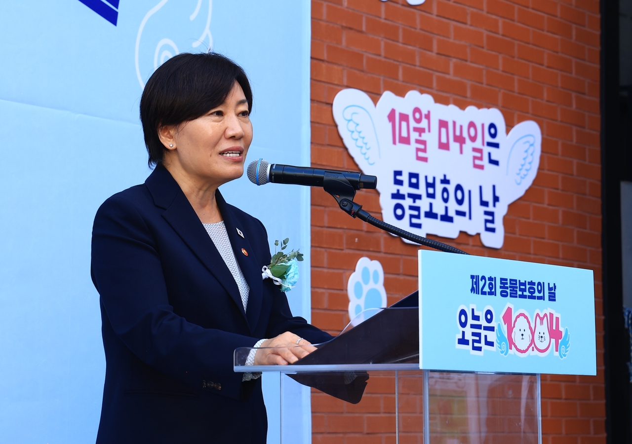 송미령 농림축산식품부 장관이 2일 서울 성수동에서 열린 제2회 동물보호의 날 기념 팝업스토어 ‘오늘은 1004’ 개막식에서 인사말을 하고 있다. [농림축산식품부 제공]