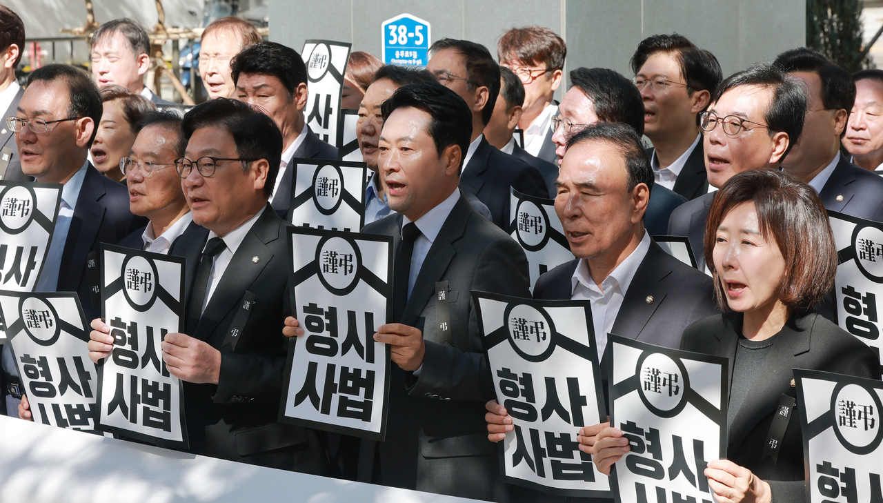 People Power Party leader Rep. Jang Dong-hyeok and floor leader Rep. Jeong Jeom-sig chant slogans during an outdoor party meeting in front of the Serious Crimes Investigation Agency in central Seoul on Thursday, a day before the abolition of the Prosecution Service and the launch of the new Prosecution Office and the SCIA. (Yonhap)