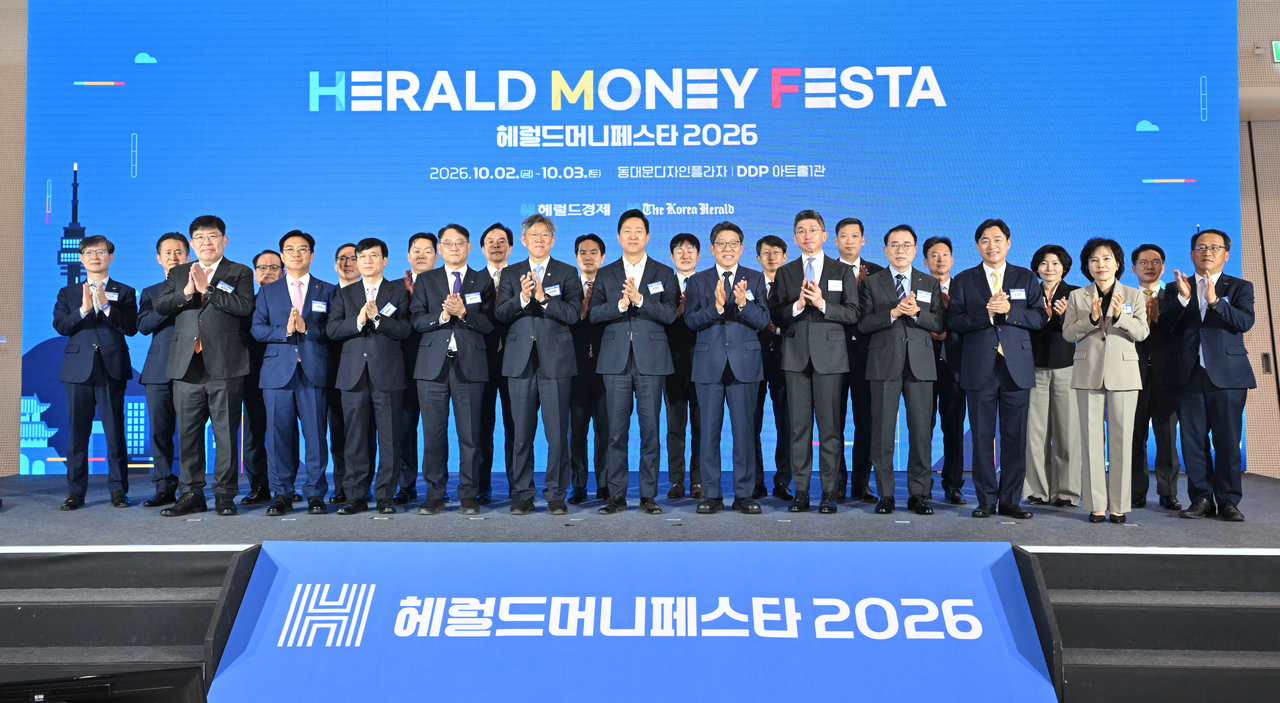 ‘헤럴드머니페스타 2026’이 2일 오전 서울 중구 동대문디자인플라자에서 개막했다. 올해로 3회째를 맞이한 헤럴드머니페스타 2026 개막식에 참석한 내빈들이 기념촬영을 하고 있다. 윤창현(앞줄 왼쪽부터) 코스콤 사장, 이동철 여신금융협회장, 김철주 생명보험협회장, 황상하 서울주택도시개발공사 사장, 김이탁 국토교통부제1차관, 오세훈 서울특별시장, 최진영 헤럴드미디어그룹총괄대표, 안창국 금융위원회 상임위원, 조용병 은행연합회장, 이병래 손해보험협회장, 김은경 신용회복위원회위원장겸 서민금융진흥원장, 홍두선 KODATA대표. 박승화(뒷줄 왼쪽부터) 대한건설협회 회원본부장, 이동훈 한국수출입은행 상임이사, 성대규 동양생명 대표, 유재훈 보험개발원장, 임세빈 NH농협은행 수석부행장, 김재식 한국주택협회 부회장, 이석원 신한자산운용 대표, 박상진 네이버페이 대표, 김형곤 코리아헤럴드총괄전무, 권남근 헤럴드경제 편집국장, 이병훈 대한주택건설협회 부회장, 김재진 닥사(DAXA) 상임부회장, 박병곤 KB국민은행 영업기획그룹 부행장.  임세준 기자