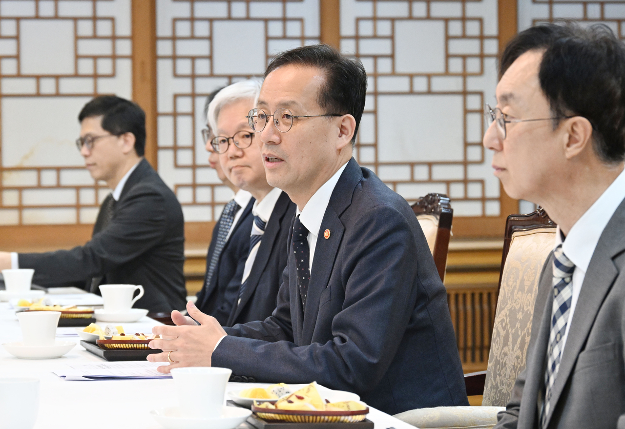 이형일 부총리 겸 재정경제부 장관이 2일 서울 종로구 정부서울청사에서 열린 연구기관장간담회를 주재, 모두발언을 하고 있다. [재정경제부 제공]