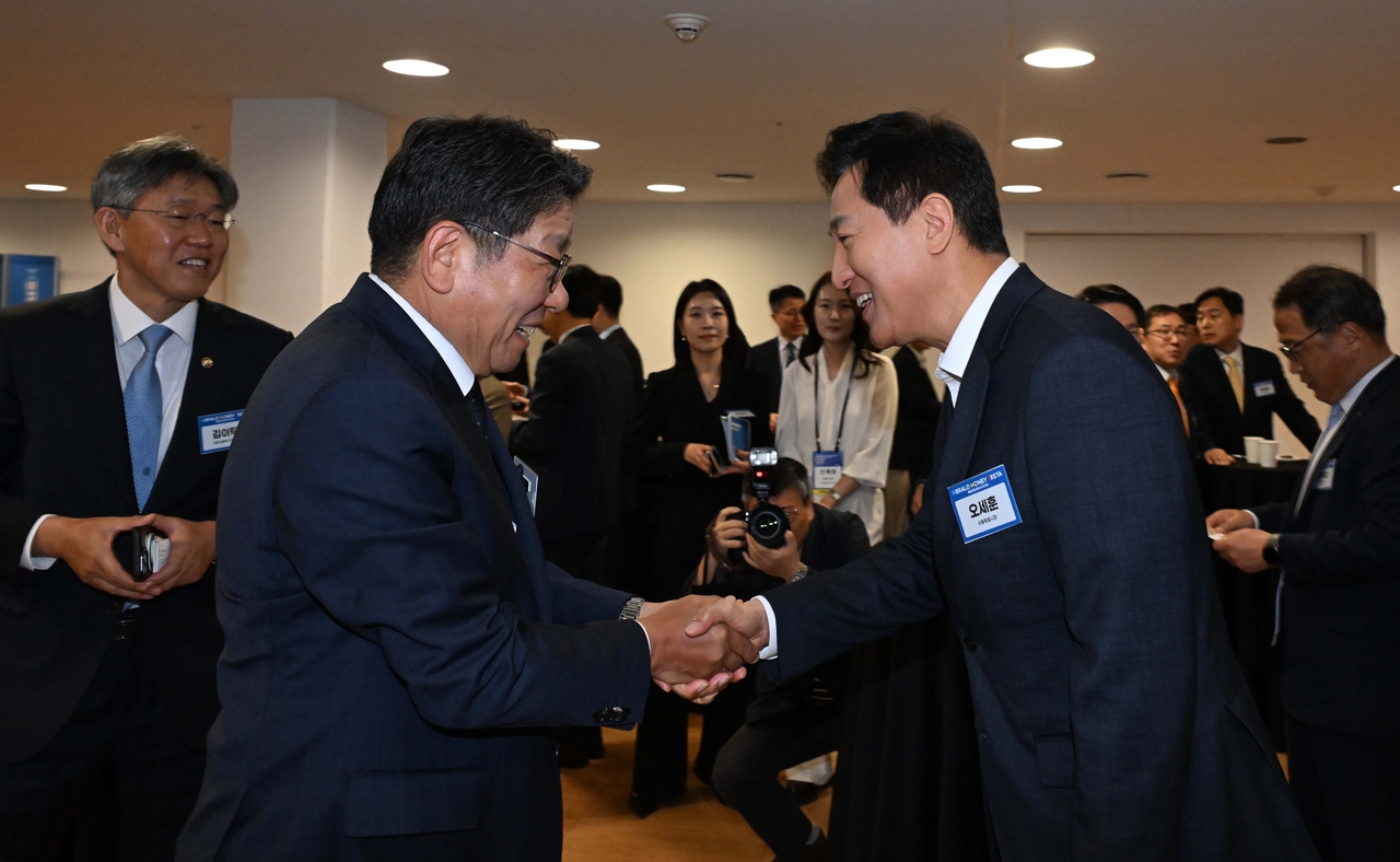 최진영(왼쪽) 헤럴드미디어그룹 대표이사가 2일 오전 서울 중구 동대문디자인플라자에서 열린 헤럴드머니페스타2026에서 오세훈 서울시장과 악수를 하고 있다.  이상섭 기자