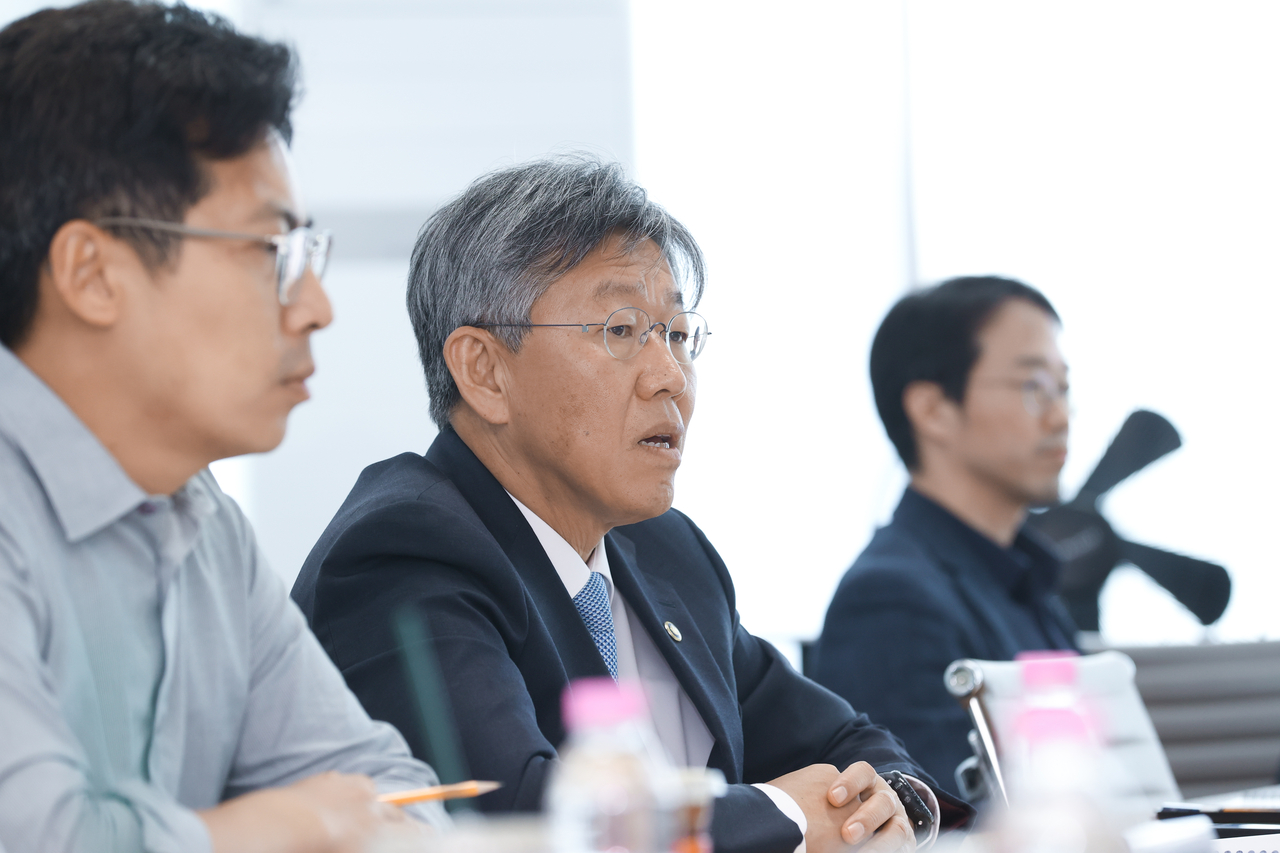 김이탁 국토교통부 제1차관이 2일 수도권 공공주택 착공 목표 달성 추진상황을 점검하는 ‘제3차 공공주택 공급점검 TF회의’에서 “최대한 착공을 끌어올릴 수 있도록 현장별로 집중 관리해줄 것”을 당부하고 있다.