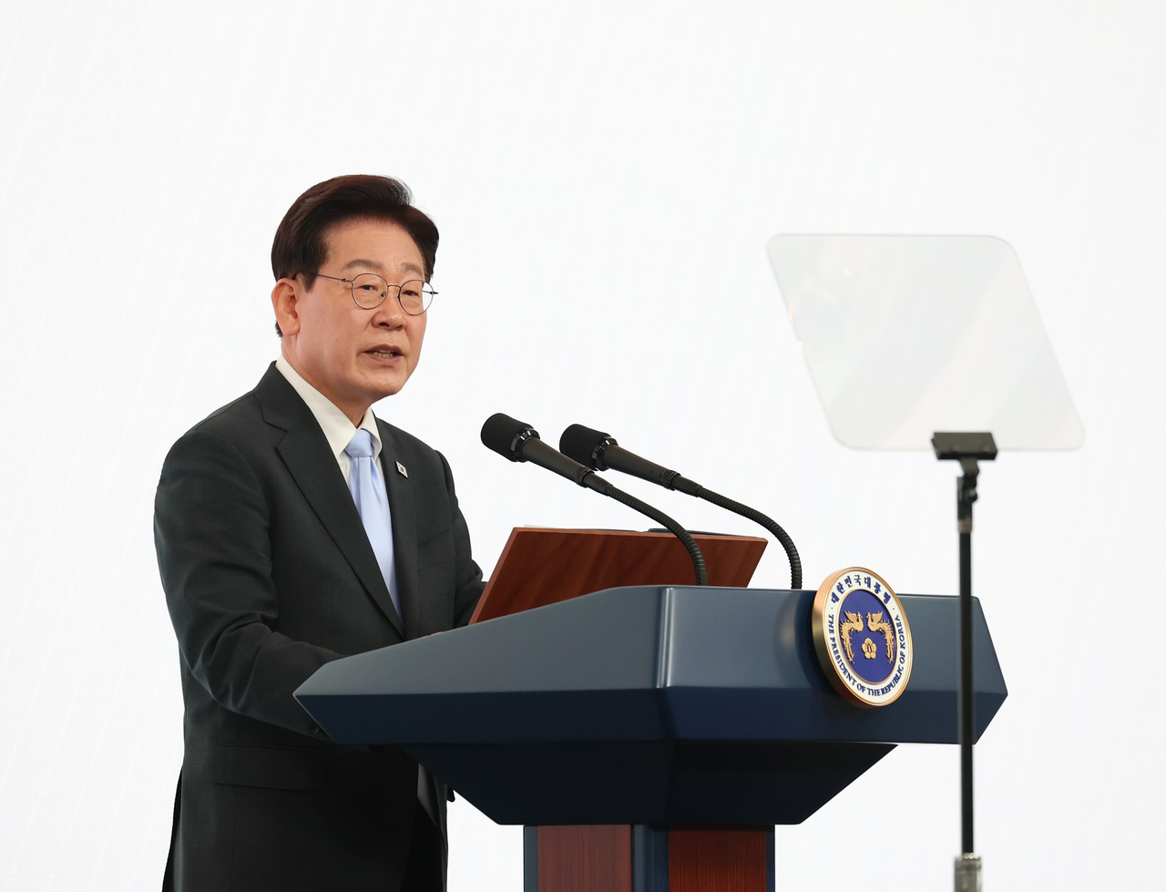 이재명 대통령이 2일 서울 한 호텔에서 열린 제30회 노인의 날 기념식에서 축사를 하고 있다. [연합]