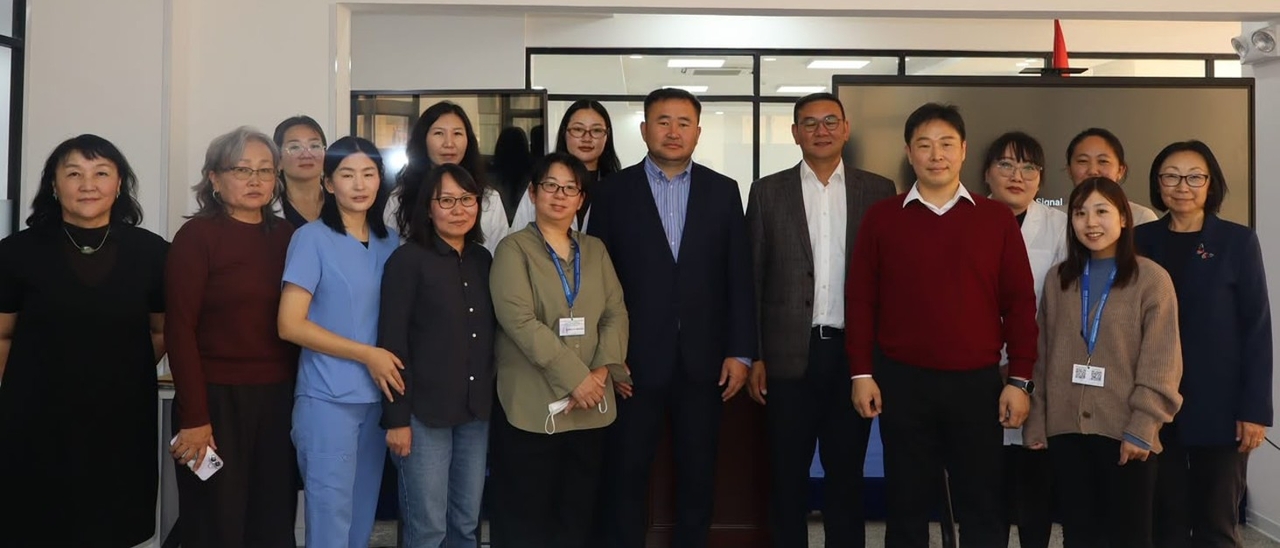 명준표(오른쪽에서 다섯 번째) 직업환경의학과 교수가 몽골 직업환경의학회, 몽골 국립의대 호흡기내과 관계자들과 기념 촬영을 하고 있다.[서울성모병원 제공]
