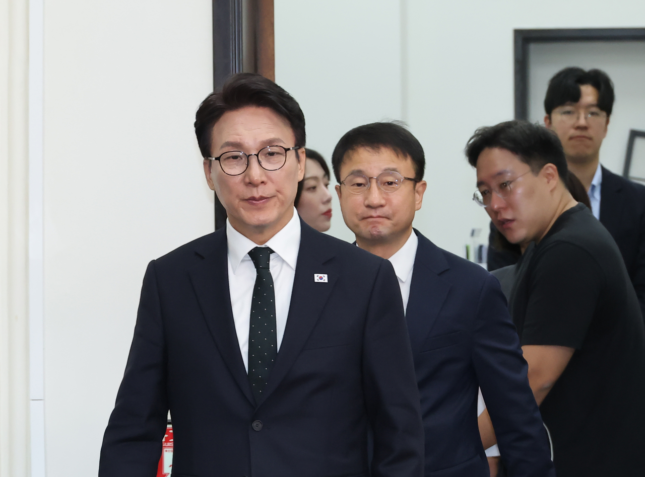 김민석 더불어민주당 대표가 2일 국회에서 열린 최고위원회의에 입장하고 있다. [연합]