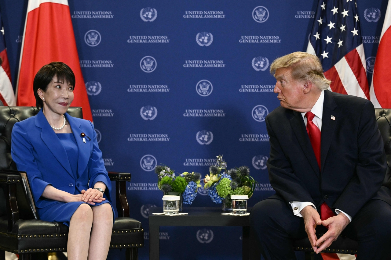 US President Donald Trump (right) meets with Japanese Prime Minister Sanae Takaichi on the sidelines of the 81st UN General Assembly in New York on Sept. 22 (local time). [AFP]