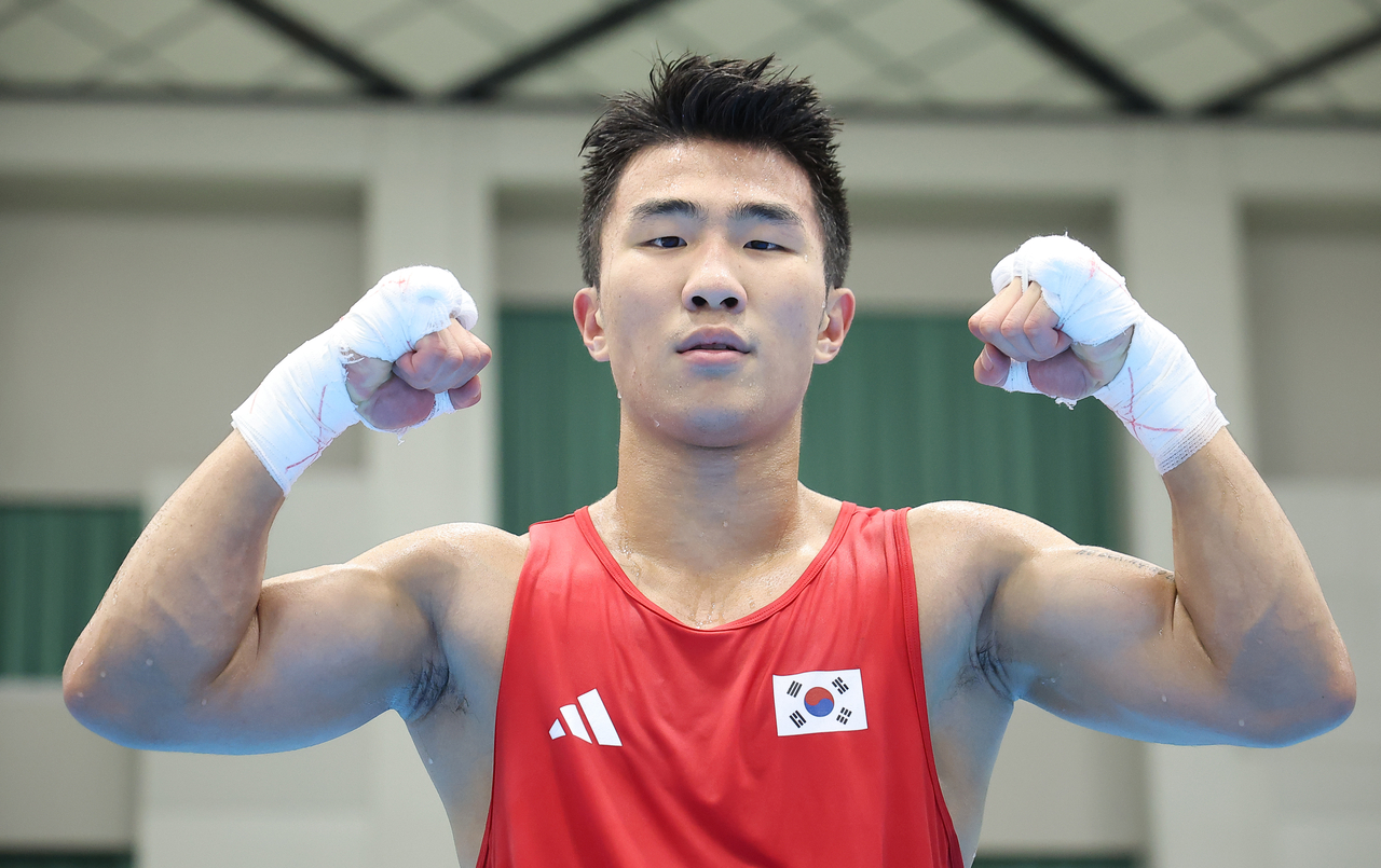 Jang Dong-hwan of South Korea celebrates after beating Akmal Ubaidov of Tajikistan in the semifinals of the men's 60-kilogram boxing event at the Aichi-Nagoya Asian Games at Nishio Gymnasium in Nishio, Japan, on Tuesday. (Yonhap)
