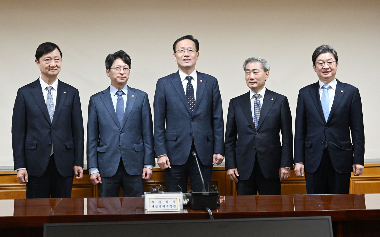이형일 부총리 겸 재정경제부 장관이 2일 서울 중구 은행연합회에서 열린 ‘시장상황점검회의’ 시작에 앞서 기념사진을 찍고 있다. (왼쪽부터 이찬진 금감원장, 홍지선 국토부장관, 이형일 부총리, 신현송 한국은행 총재, 이억원 금융위원장) [재정경제부 제공]