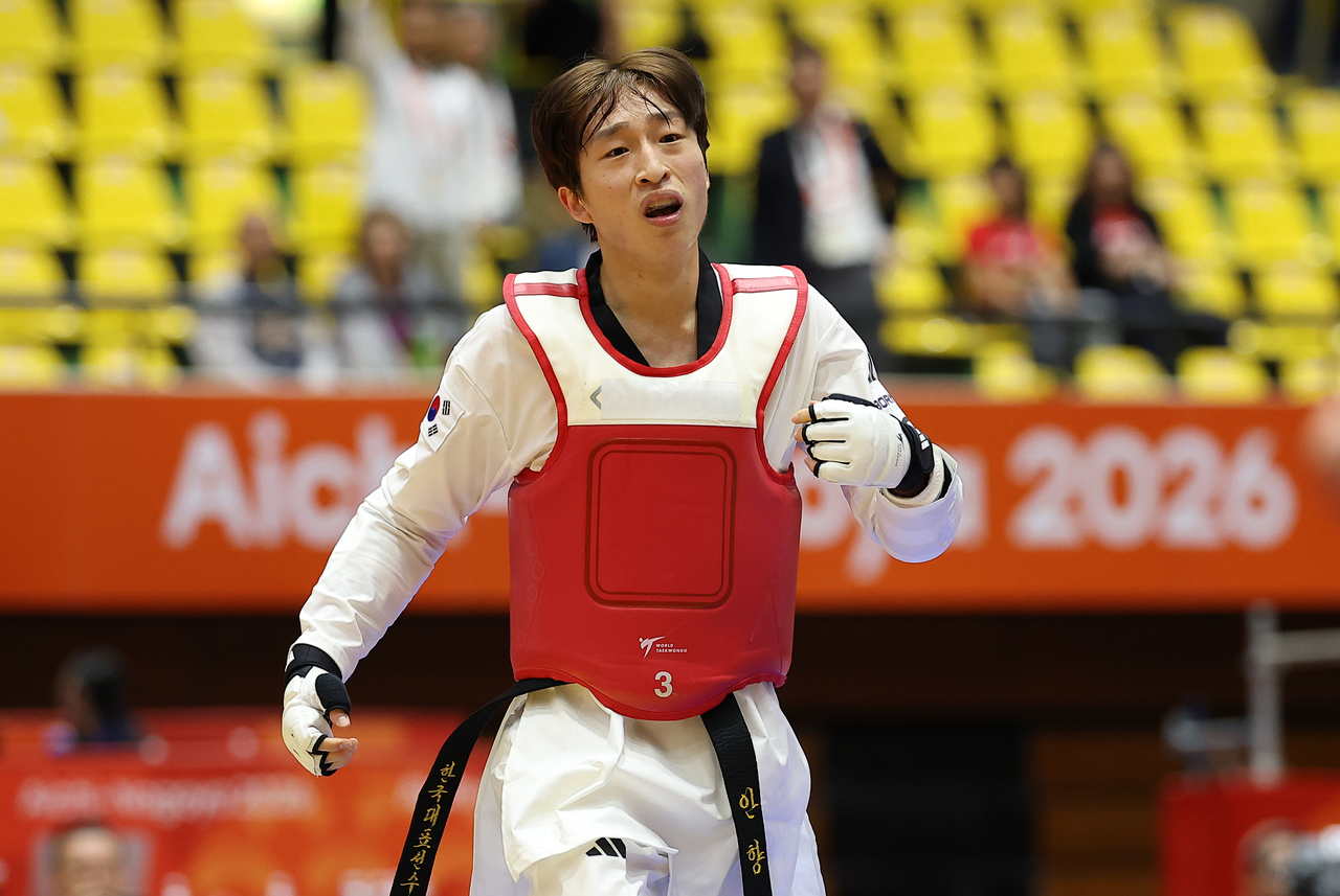 An Hyang-sik of South Korea reacts to his loss to Tamirlan Tleules of Kazakhstan in the semifinals of the men's -58-kilogram division in taekwondo at the Aichi-Nagoya Asian Games at Toyohashi Gymnasium in Toyohashi, Japan, on Friday. (Yonhap)