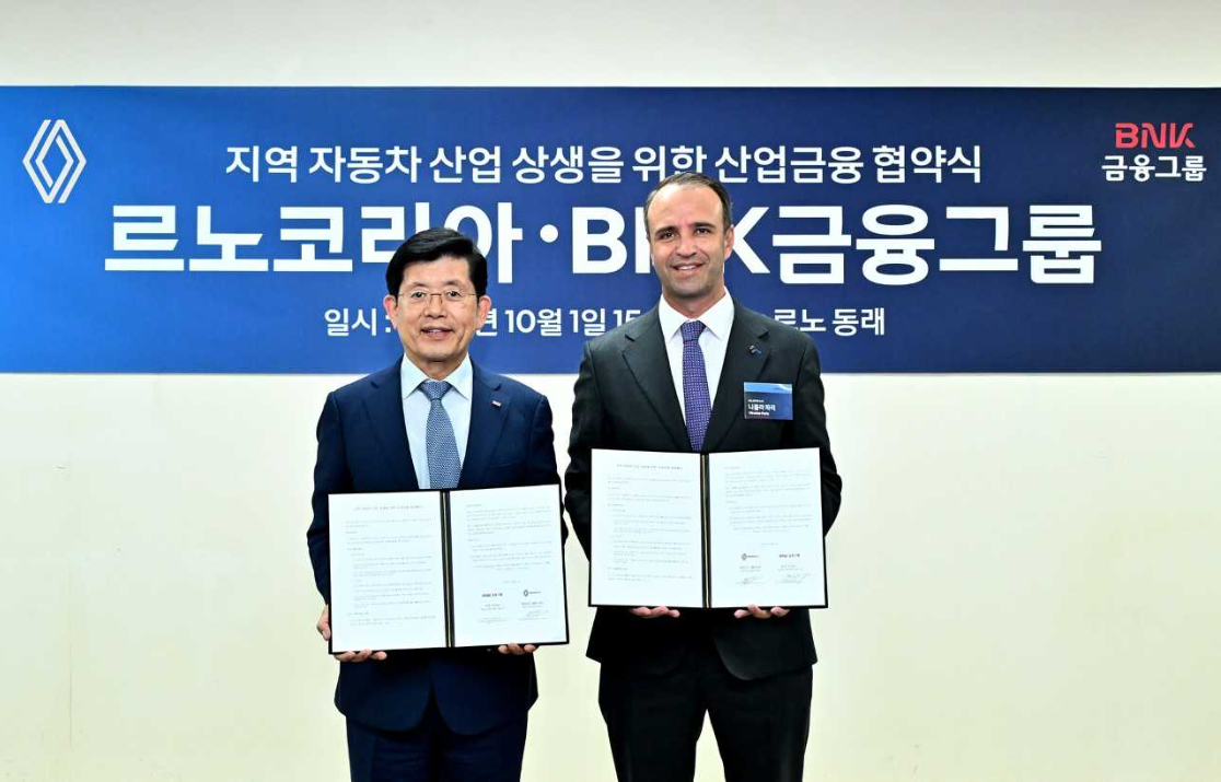 빈대인(왼쪽) BNK금융그룹 회장과 니콜라 르노코리아 파리 대표이사는 1일 지역 자동차산업의 경쟁력 강화와 지속가능한 성장을 지원하기 위해 ‘지역 자동차산업 육성을 위한 산업금융 활성화 업무협약’을 체결했다.  [BNK금융그룹 제공]