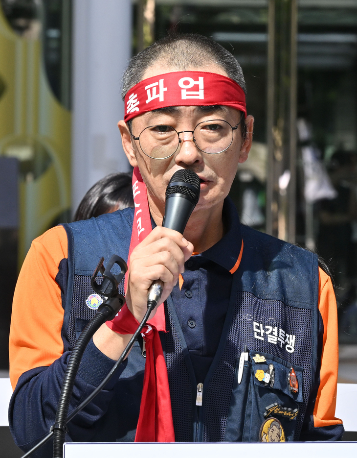 Posco union chief Kim Sung-ho speaks at a rally in front of Posco Center in Gangnam-gu, Seoul, on Sept. 8, calling for a decisive move to normalize labor-management relations. (Lim Se-jun)