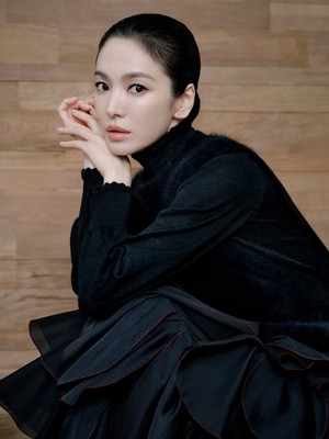 송혜교, 올백머리에도 굴욕無..소멸 직전 작은 얼굴에 꽉 찬 이목구비