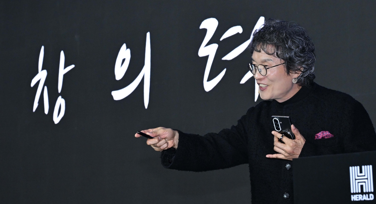 윤경식 한국건축 회장이 2일 오후 서울 중구 동대문디자인플라자에서 열린 헤럴드 디자인 라운지(HERALD DESIGN LOUNGE) 2026에서 ‘불길을 넘어 새로운 탄생’의 주제로 강연을 하고 있다.  이상섭 기자