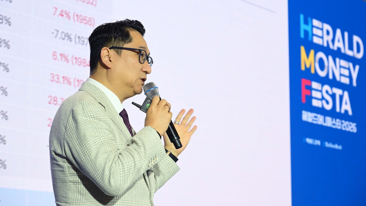 유동원 유안타증권 본부장이 2일 오전 서울 중구 동대문디자인플라자에서 열린 헤럴드 머니페스타 2026에서 ‘글로벌 증시의 새로운 기회와 유망 섹터 전망’을 주제로 강연을 하고 있다. 올해로 3회째를 맞이한 ‘헤럴드머니페스타 2026’의 주제는 ‘머니 리밸런싱(Money Rebalancing·다시 맞추는 자산의 무게)’이다. 이번 행사에서는 국내 최고 전문가들이 투자 초심자부터 재테크 고수까지 다양한 계층을 대상으로 주식·부동산·금융상품·절세·가상자산을 총망라하는 재테크 정보를 제공한다. 이상섭 기자