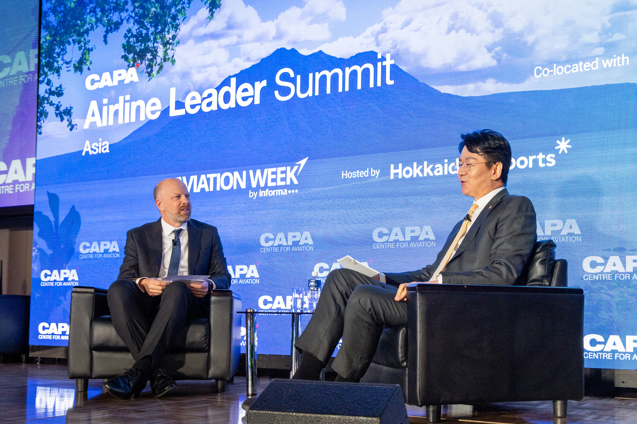 Hanjin Group Chairman Cho Won-tae addresses aviation industry officials at a one-on-one talk held immediately after the awards ceremony at the 2026 CAPA Asia Aviation Leaders Summit at Portom Hall in New Chitose Airport in Sapporo, Japan, on Thursday. [Korean Air]