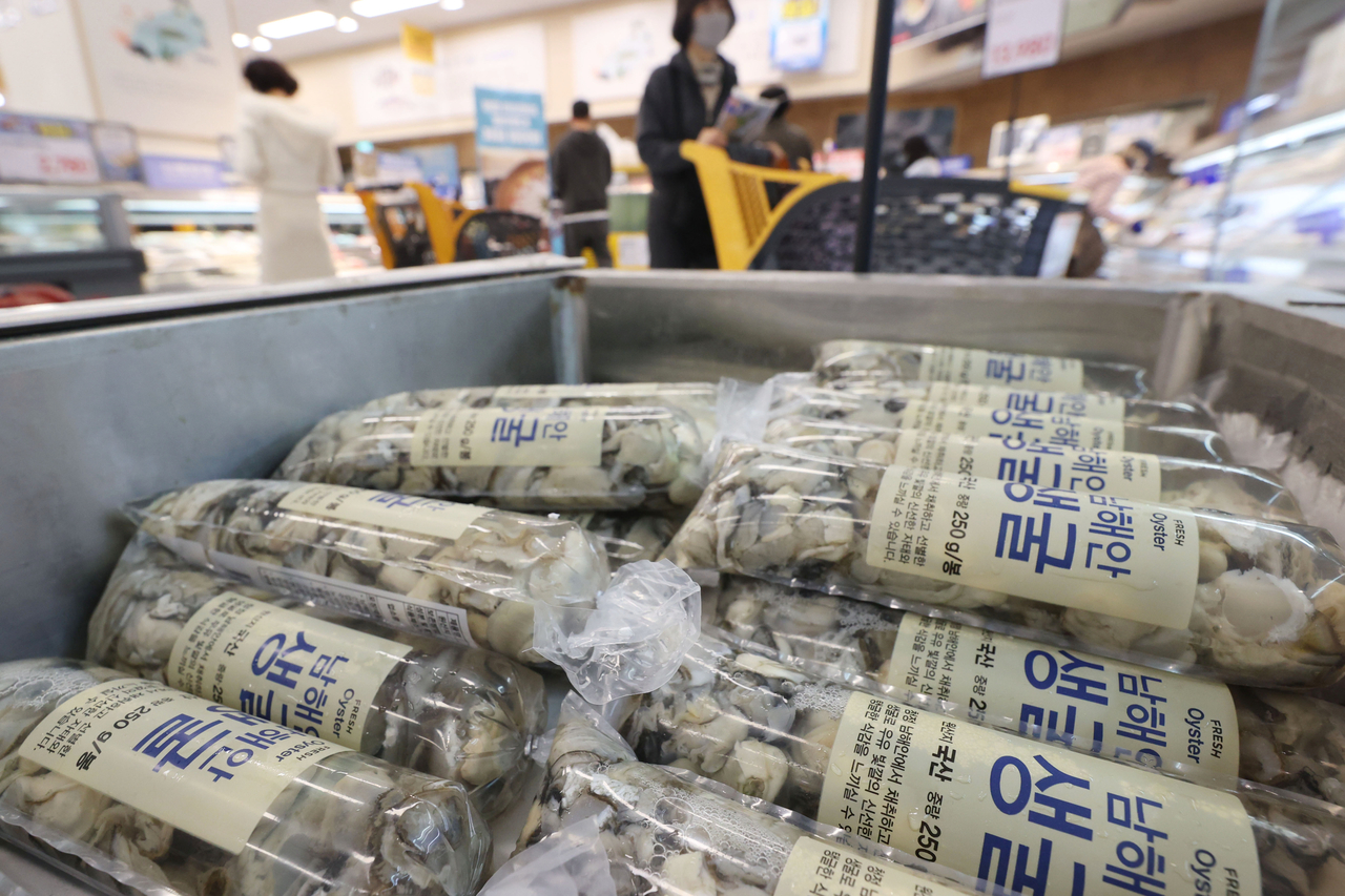 서울의 한 마트에서 장을 보는 시민들 모습.[연합]