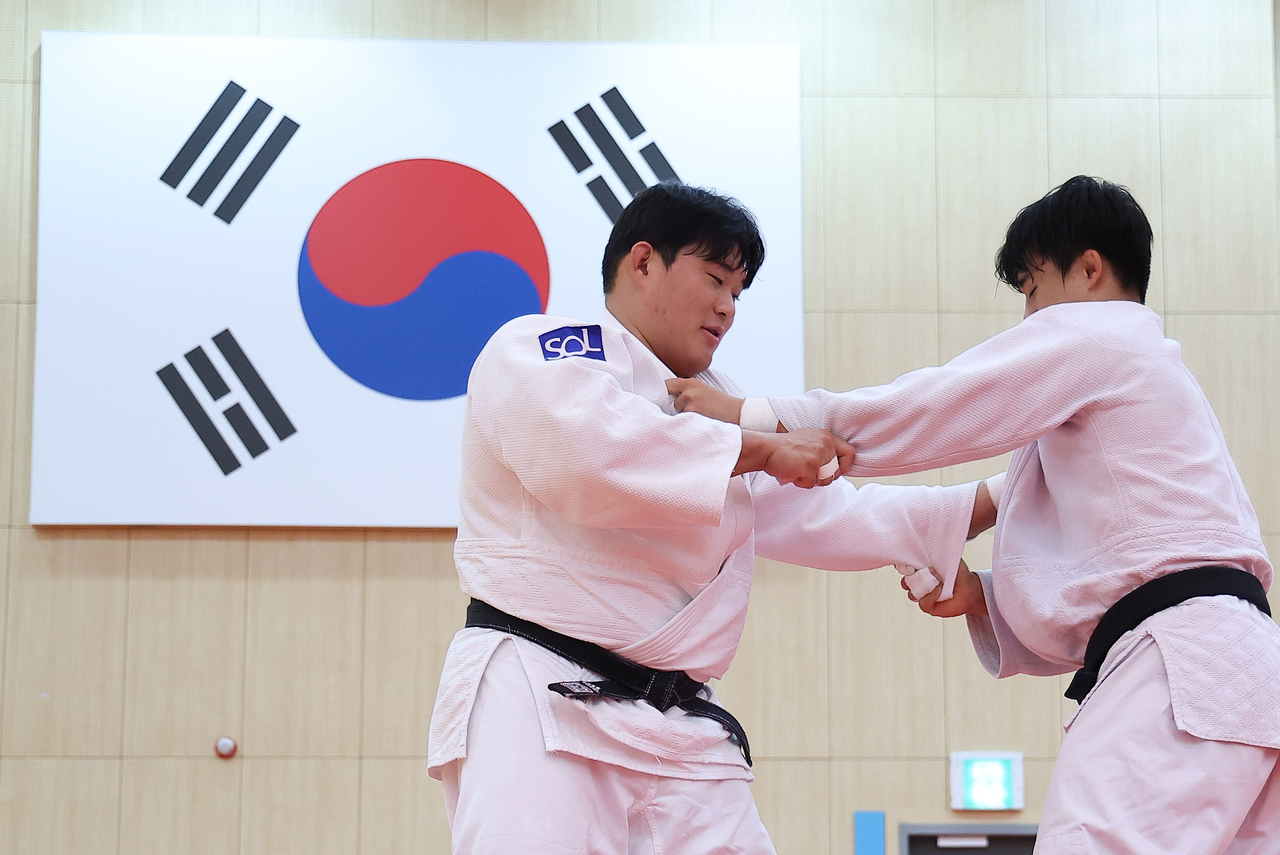유도 국가대표 김민종(왼쪽)과 김종훈이 지난 달 9일 충북 진천군 진천국가대표선수촌에서 열린 2026 아이치·나고야 아시안게임 유도 국가대표팀 미디어데이 공개 훈련에서 연습하고 있다. [연합]