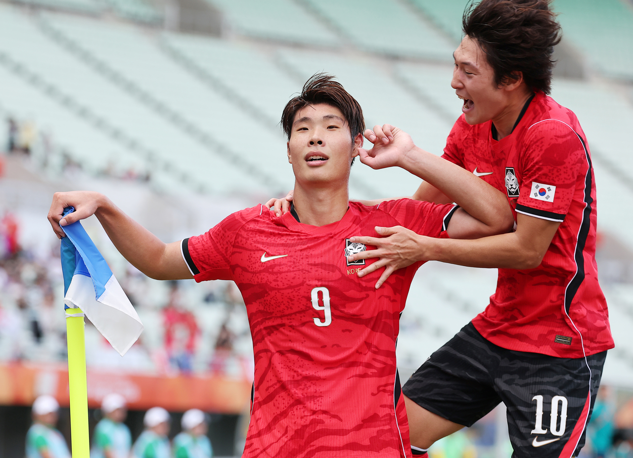 지난 달 30일 일본 오사카 나가이 스타디움에서 열린 2026 아이치·나고야 아시안게임 남자 축구 준결승 대한민국과 중국의 경기. 동점골을 넣은 한국 이영준이 세리머니를 하자 배준호가 환호하고 있다. [연합]