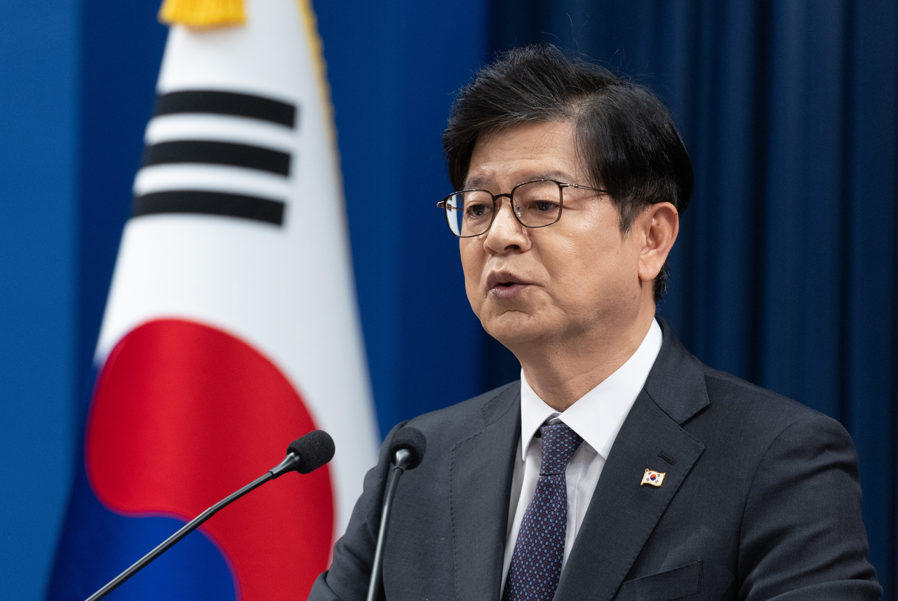 성기홍 홍보소통수석이 지난 1일 청와대 기자회견장에서 인사 관련 브리핑을 하고 있다. [연합]
