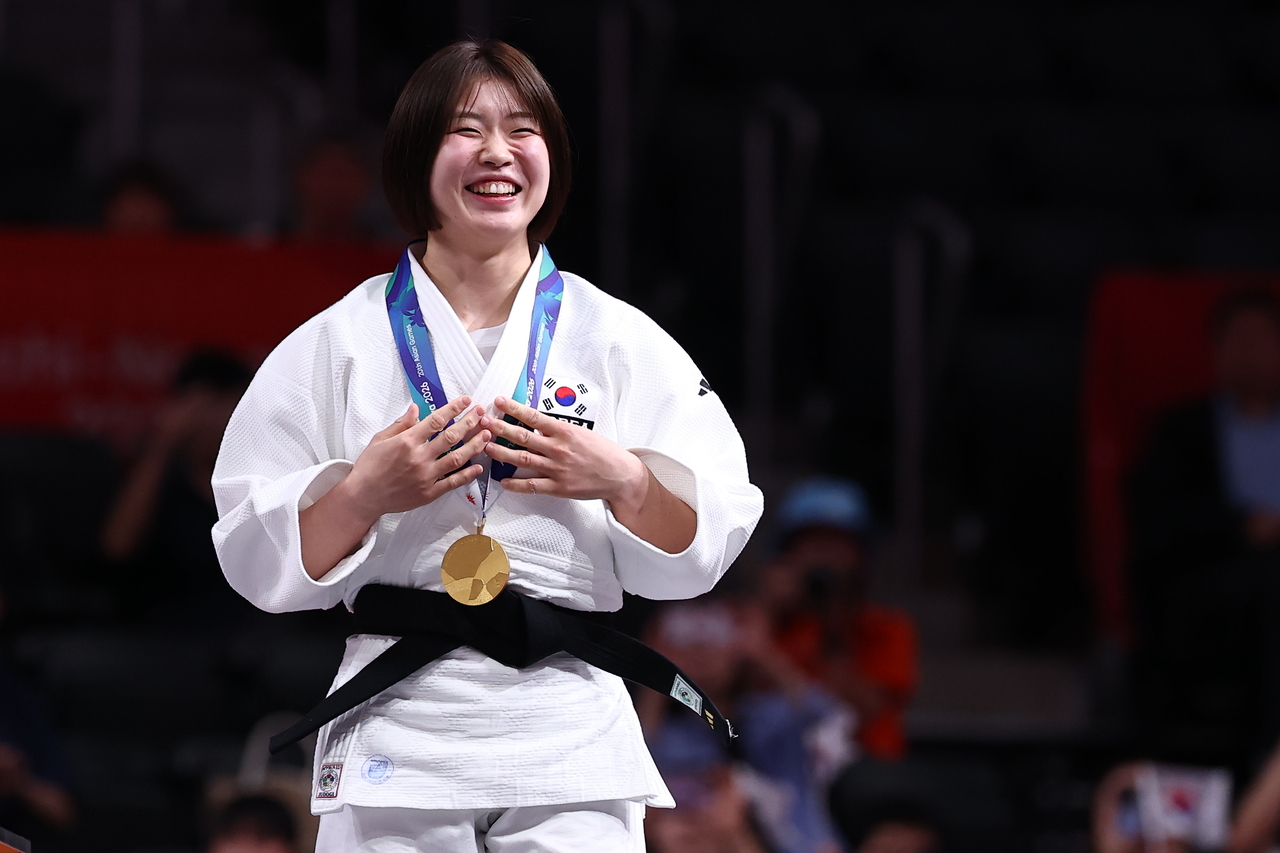 1일 일본 나고야 아이치 인터내셔널 아레나에서 열린 2026 아이치·나고야 아시안게임 유도 여자 -57kg급 시상식. 금메달을 획득한 한국 허미미가 미소짓고 있다. [연합]