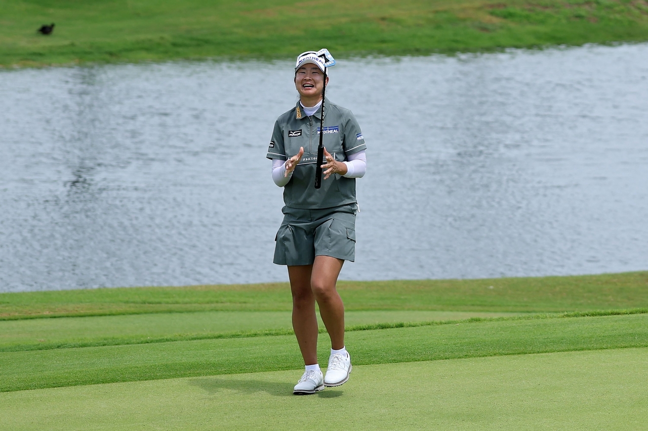 Kim A-rim reacts after missing a putt on the 18th hole during the first round of the LPGA Tour Lotte Championship at Hoakalei Country Club in Ewa Beach, Hawaii, on Friday (Korean Standard Time). [AFP]
