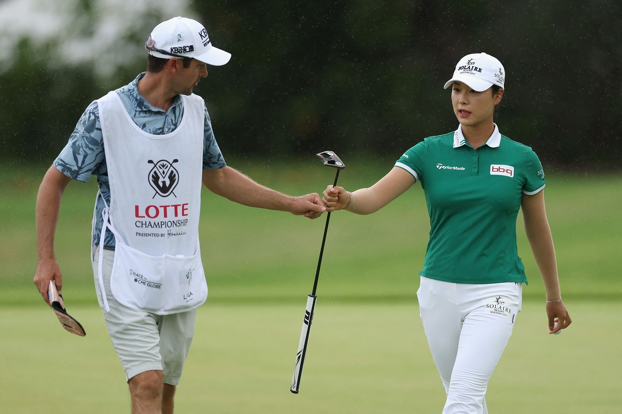 Yun I-na high-fives her caddie after making a birdie on the sixth hole during the first round of the LPGA Tour Lotte Championship at Hoakalei Country Club in Ewa Beach, Hawaii, on Friday (Korean Standard Time). [AFP]