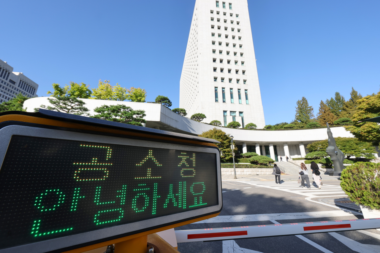 2일 출범한 서울 서초구 공소청으로 직원들이 출근하고 있다. [연합]
