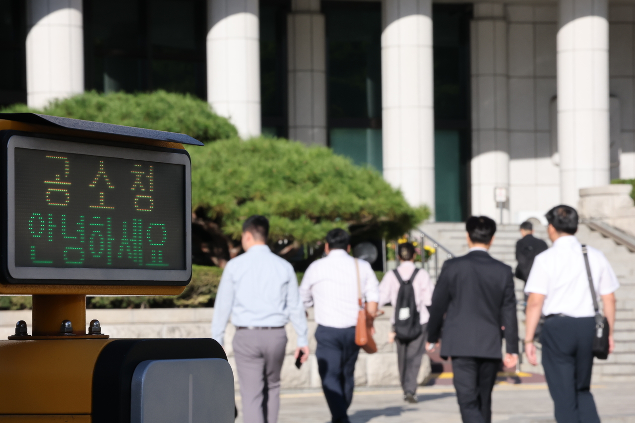 Employees arrive for work at the newly launched Public Prosecution Office in Seocho-gu, Seoul, on Friday. (Yonhap)