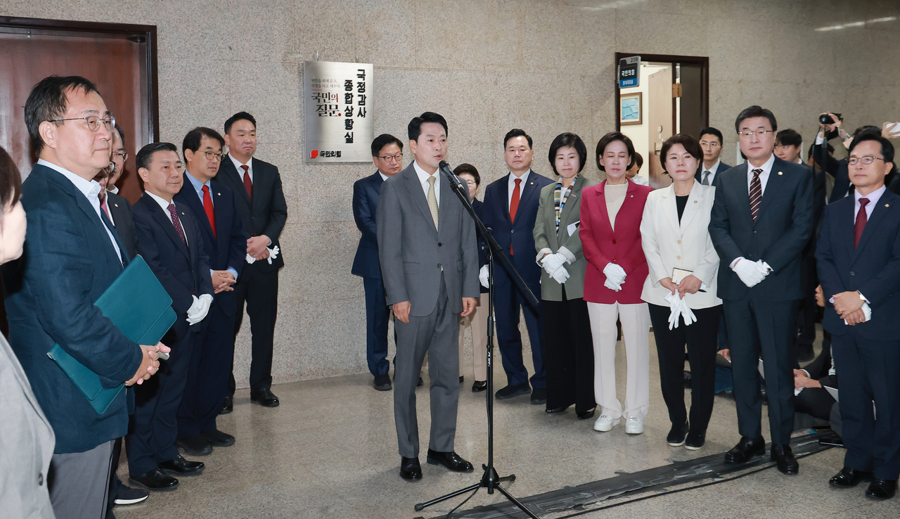 국민의힘 장동혁 대표가 2일 국회에서 열린 당 국정감사 종합상황실 현판제막식에 참석해 현판을 제막한 뒤 인사말하고 있다. [연합]