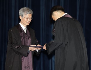 조희대 대법원장이 2일 서울 서초구 대법원에서 열린 신임 법관 임명식에서 신임 법관들에게 임명장을 수여하고 있다. [연합]