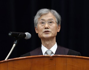 조희대, 신임 법관들에 “사법의 독립성·공정성·청렴성 흔들려선 안 돼”[세상&]
